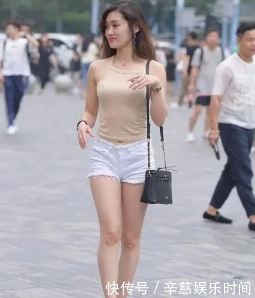 热裤|杏色小吊带+白色热裤，简洁大方，时尚又气质，尽显浓浓女人味