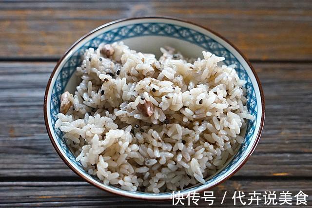 外甥女来吃午饭,大鱼大肉不爱吃,偏要吃蔬菜,三道蔬菜吃个精光