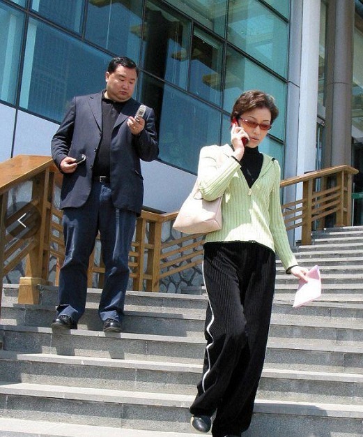 52岁的杨澜状态太好了!穿针织开衫搭配阔腿裤高级减龄,漂亮大方