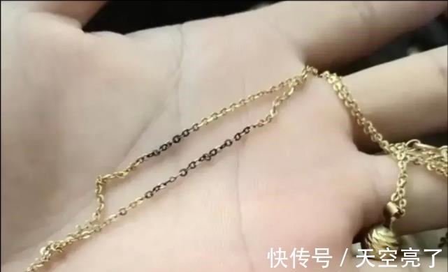 打火机|女子打火机烧黄金项链，结果一烧就断，反被金店嘲笑太无知！