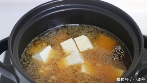 中午用2两肉炖了1锅菜，汤鲜菜香，无肉不欢的老公也抢着吃