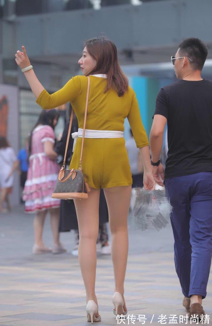 套裙 阿姨的一身套裙,风格由熟女变成少女,感觉套裙有点短了