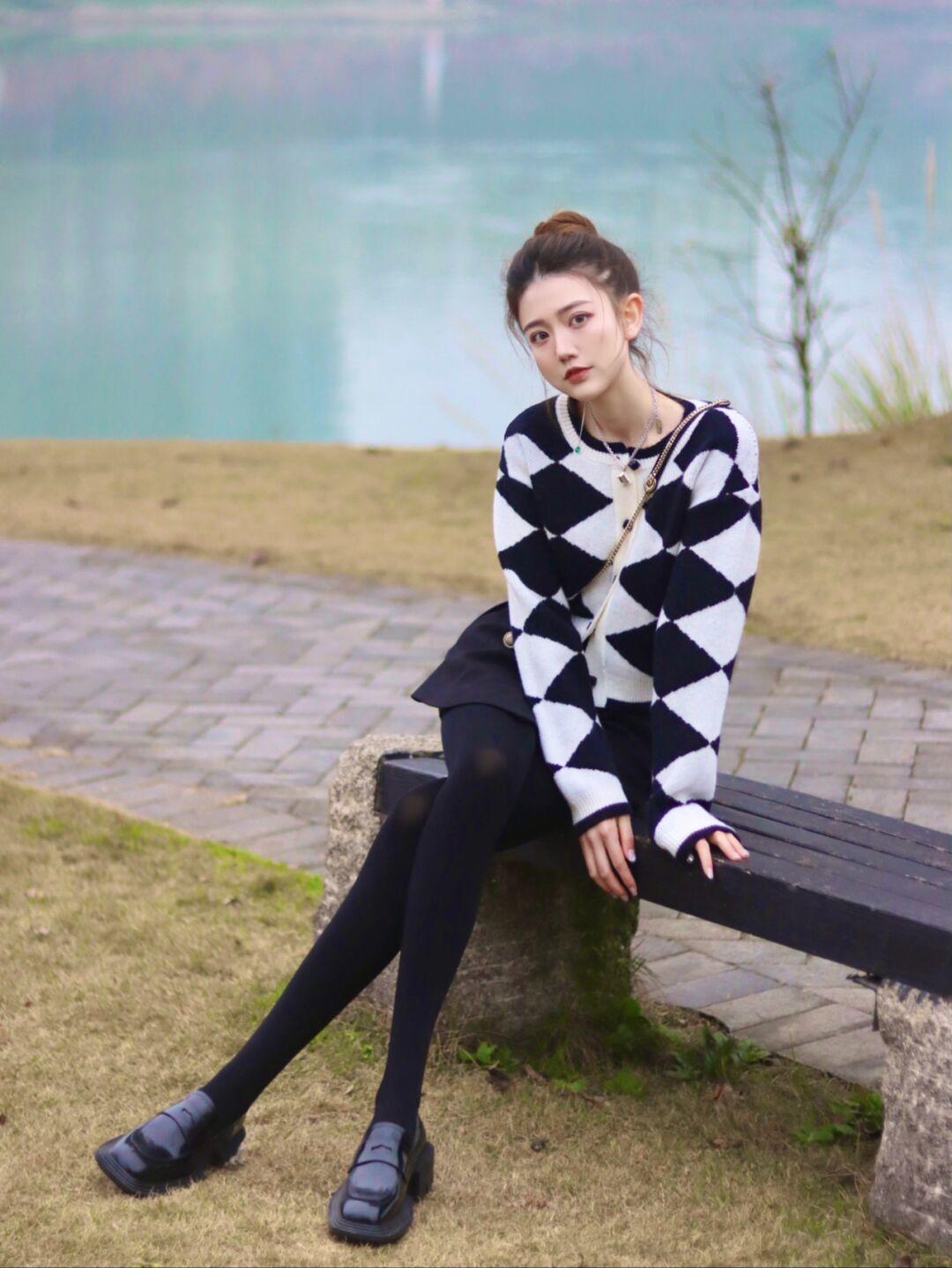 半身裙 怎么穿出毛衣的精髓?看看这些搭配造型,简约日常又显气质