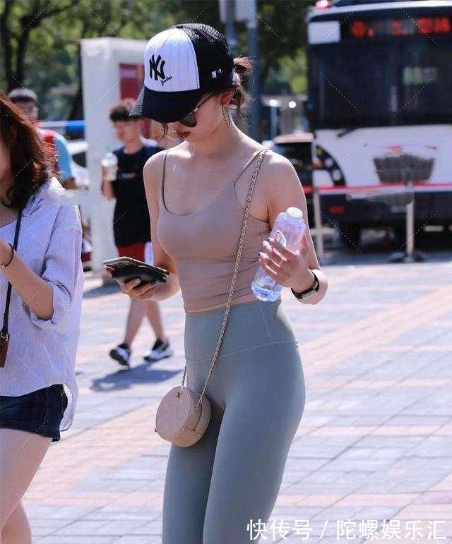 美女 亭亭玉立的打底裤美女,着装就要选择时髦一点的,非常迷人