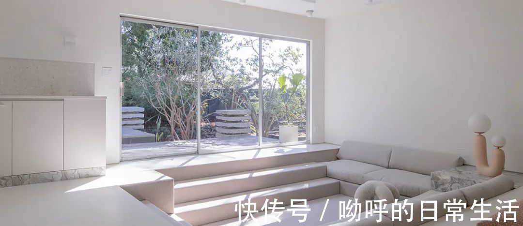 色调|拥有下沉式空间的纯色豪宅
