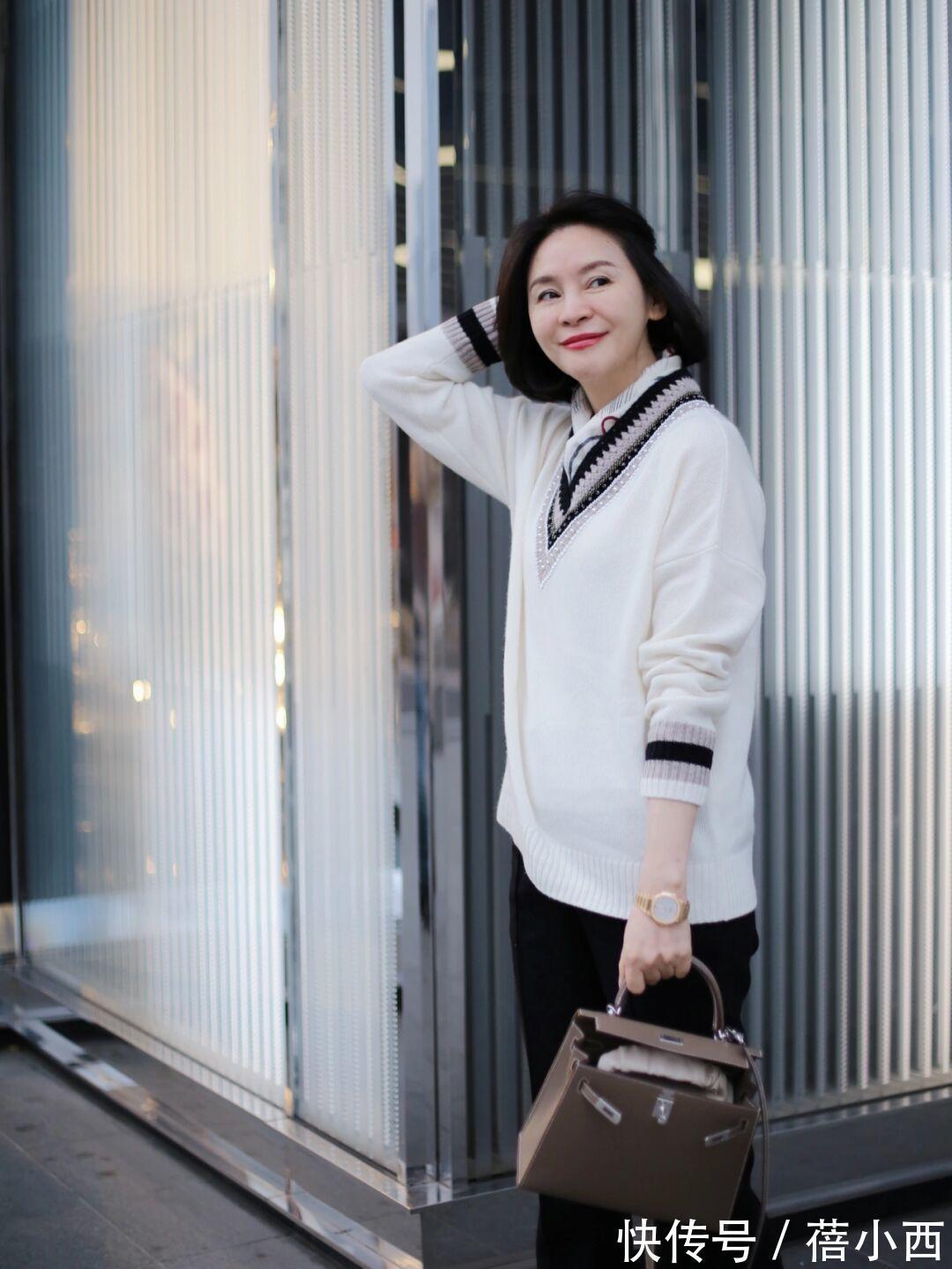 直筒裤 奔三奔四的女人,毛衣“穿松不穿紧”,不仅显身段还很优雅气质