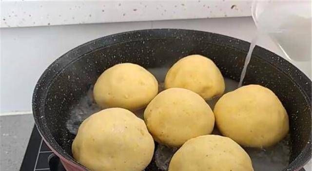 搅拌|玉米面是一种新的吃法。当你用开水搅拌筷子时,你将吃不到其中的三个