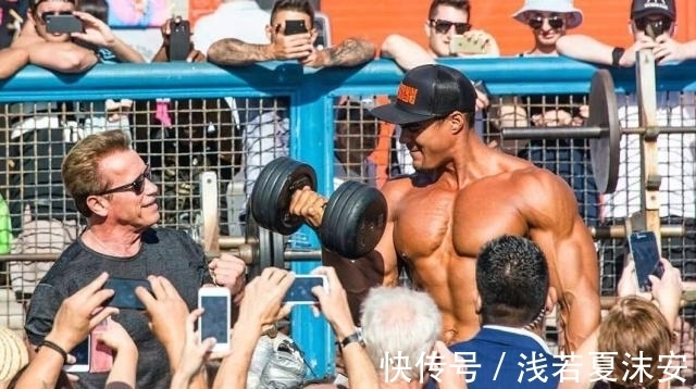 欧美|身高2米的肌肉小伙,长期进行街头健身,能同时扛起3个成年女性