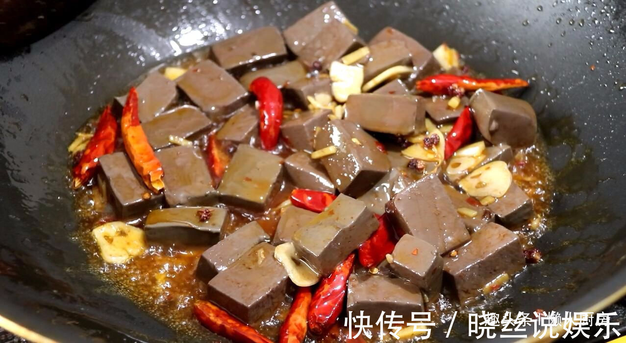 鸭血好吃却腥味太重教你做麻辣鸭血,麻辣开胃又下饭