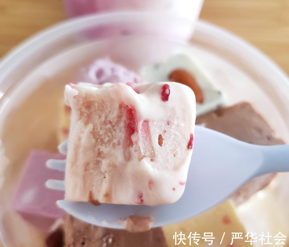 一个个口味丰富的小方块不是冰淇淋,而是清凉爽口的厚切酸奶