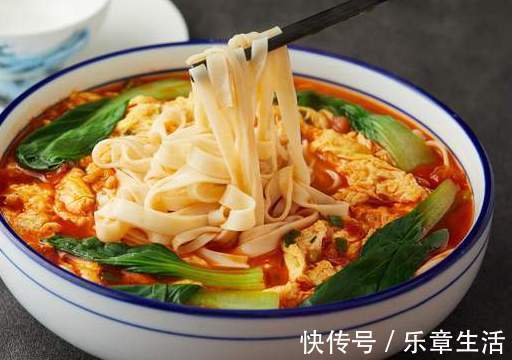 擀面杖|手擀面为啥一煮就断？和面时多放一味料，面条爽滑劲道不易断