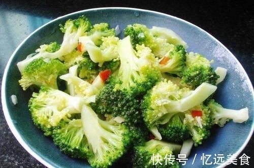 西兰花“焯水”时,冷水下锅还是热水下锅?9成人做错,难怪不脆