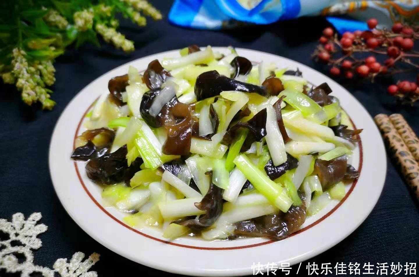 韭黄炒木耳|这菜和黑木耳是绝配,简单一炒,清肠又去脂,正当季,要多吃!