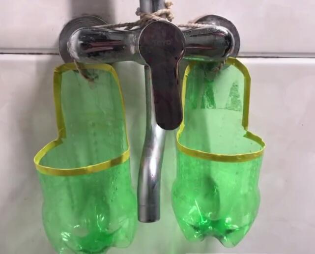 可乐瓶轻松改造一下，放在卫生间里特别实用，家家户户都用的到