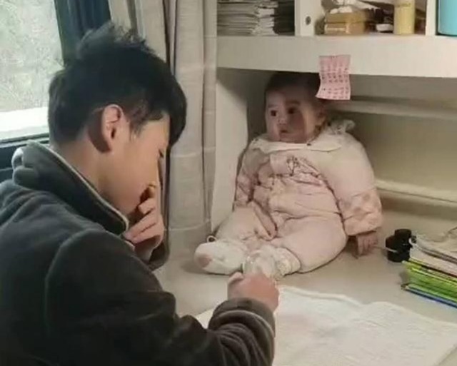 吉祥物|“吉祥物”宝宝走红,哥哥写作业把她放书桌上,妹妹表情太真实了