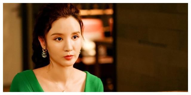 因出演“渣女”走红，靠山背景强大，圈内顶流见了也要叫声老板娘