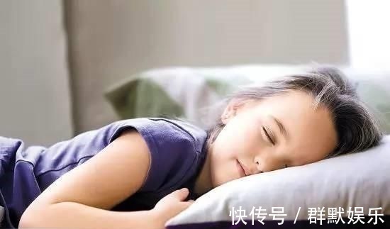 脊柱侧弯|12岁女孩弯腰时一个动作,被父母发现异常10个孩子就有2个中招