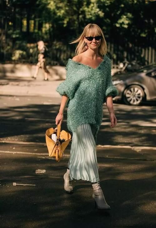 最近火了一种穿法：毛衣+半身裙，照着穿不会出错，温暖整个春天