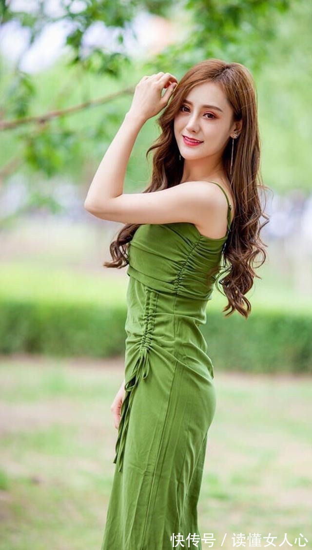 绿色 绿色吊带礼服,尽显时尚优雅,很是减龄!