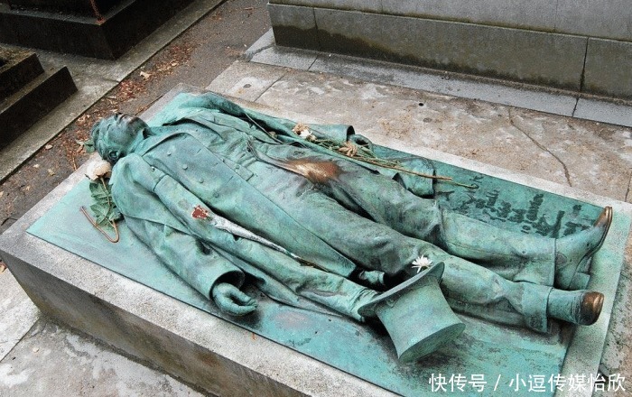 备受|法国巴黎一座雕像,主人生前不是什么伟人,雕像却备受女性崇拜