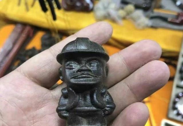 兵马俑|古玩市场那些能把人笑傻的奇葩古董,手持加特林的兵马俑见过吗