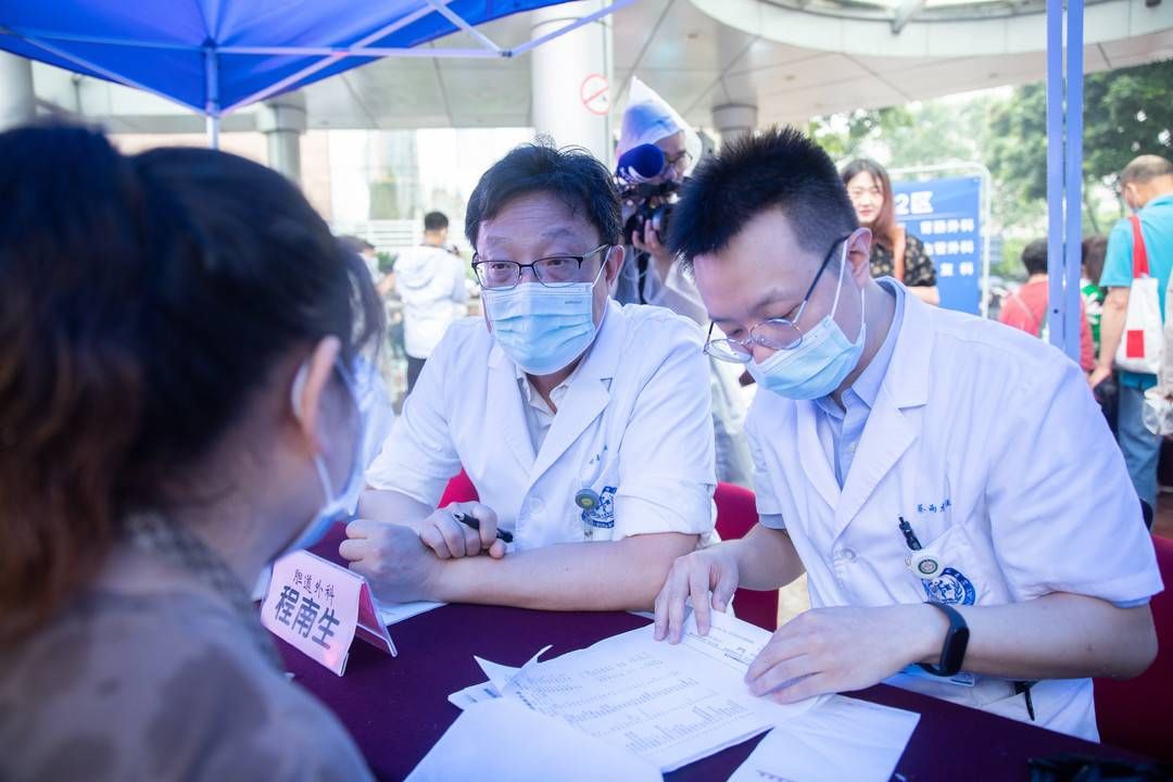 成华区|华西医生在医院与社区、线上与线下同时义诊，提供超2000个义诊名额