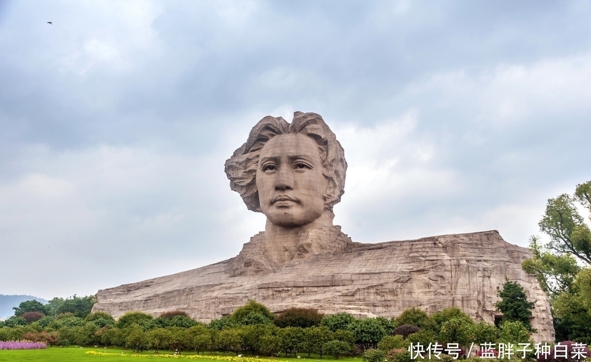 毛泽东@这首毛主席诗词,凭啥成为高中语文第一课?