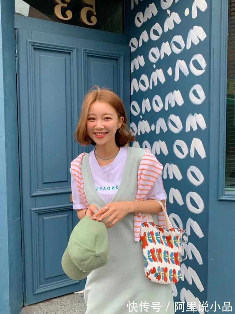 气质|街拍美女:气质辣妈黑白配穿搭清凉出街,大长腿抢镜,女神范十足