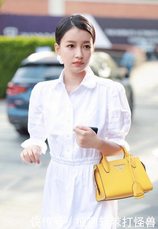 26岁孙怡真会打扮!穿白色衬衫连衣裙清新脱俗,美成初恋女友模样