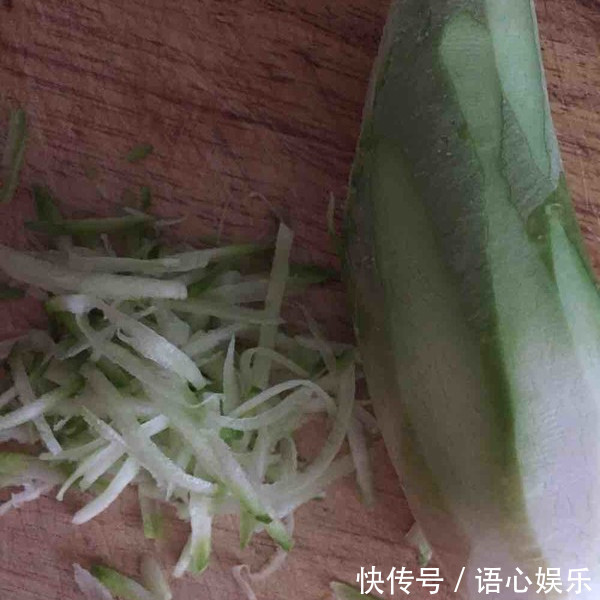 40年大厨炸丸子的秘诀:掌握这个技巧,包你炸出圆润香酥的丸子