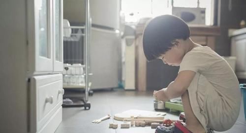 行为|孩子有这3种“懂事”行为，暗示长大后情商低，家长别不当回事