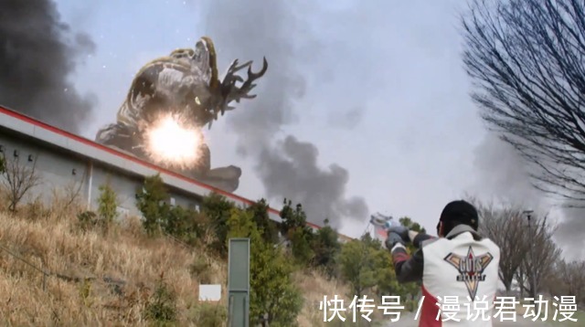 特利迦|特利迦05:人怪奥三者同框,后期合成特效出错,圣彰人巨大化