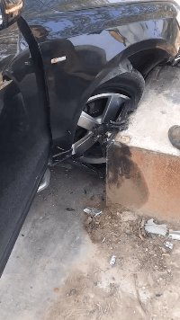 |搞笑GIF:只见过扫帚可以这样玩,没想到铁锹也可以