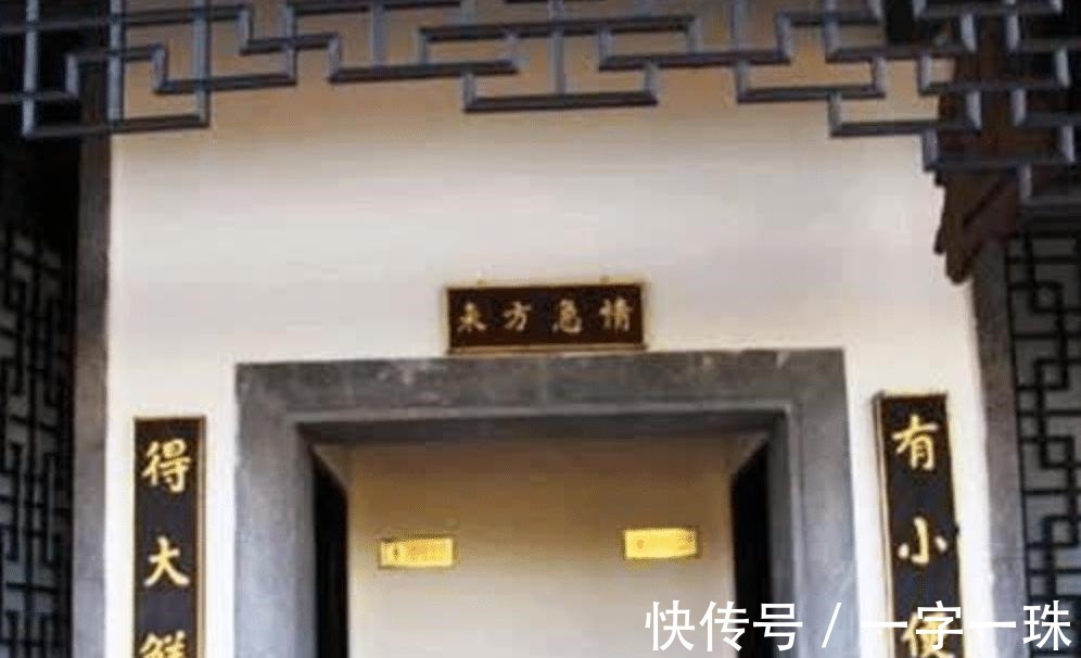县长@厕所门前挂着对联?上联“来人不蹲就站”,下联看后令人发笑
