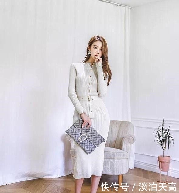 甜美清新的一款纯色针织连衣裙,流畅的线条尽情勾勒出你的弧度