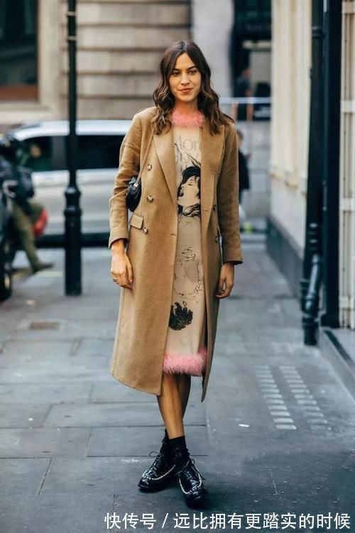 饱和度|不管是大衣还是羽绒服,尽量别穿这3个“颜色”,不耐看也不耐穿