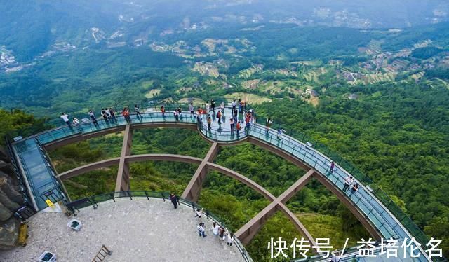 天险|蜀道第一天险垂直高度五百米，最窄处仅十五厘米，游人吓得腿软