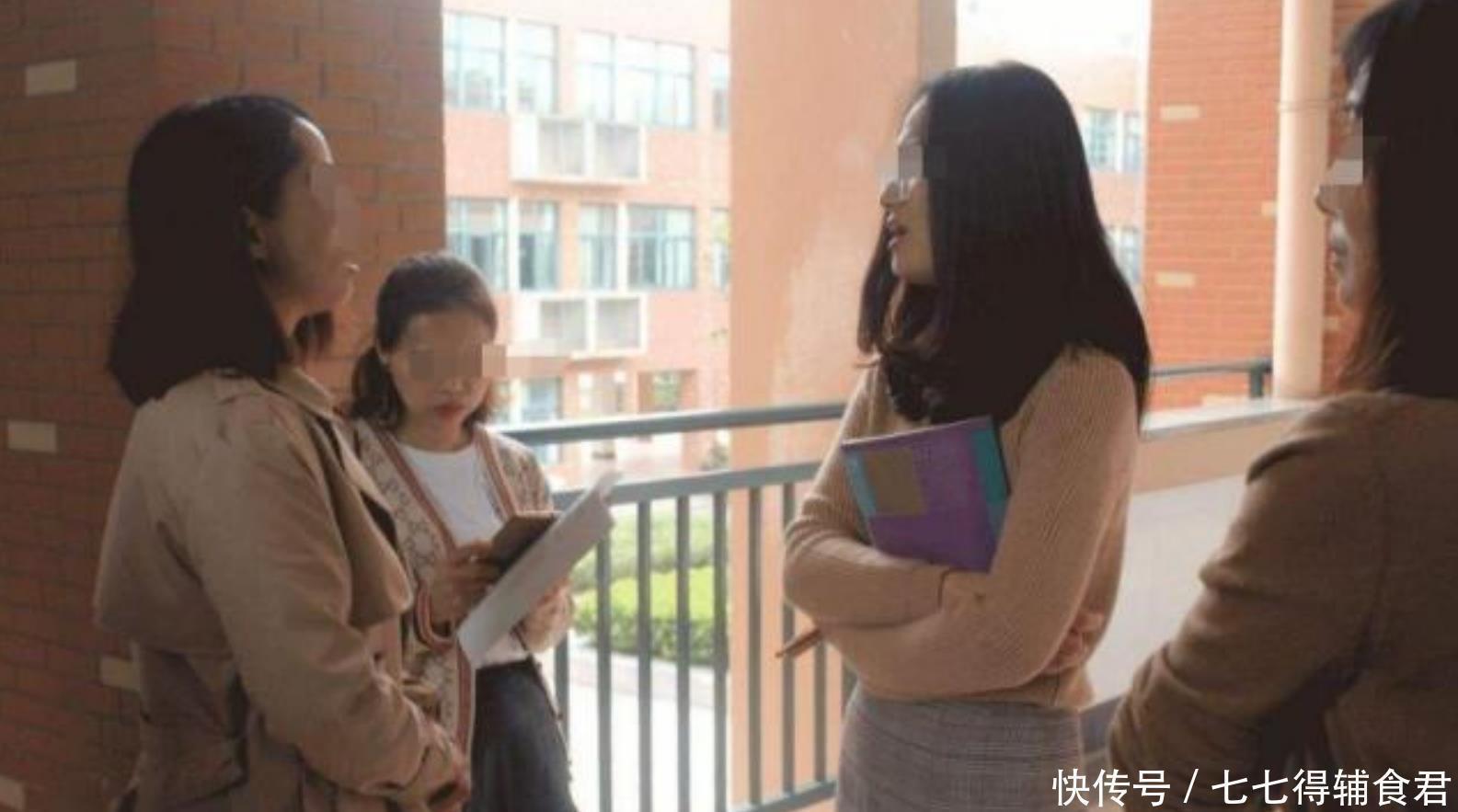 宝妈送老师名贵丝巾,孩子仍不“受宠”,妈妈去问究竟,羞红了脸