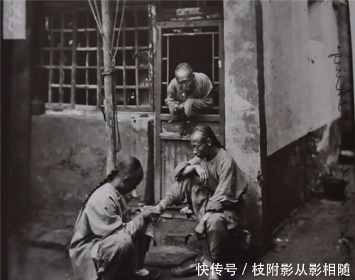 围堵|100年前富人的真实生活:一顿饭仅2个菜,地主婆上街被乞丐围堵