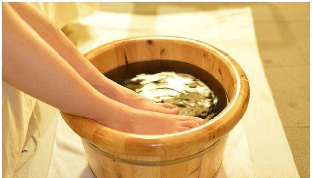 泡脚|60岁后想长寿，记住晨起三百步，睡前一盆汤，养生保健康！