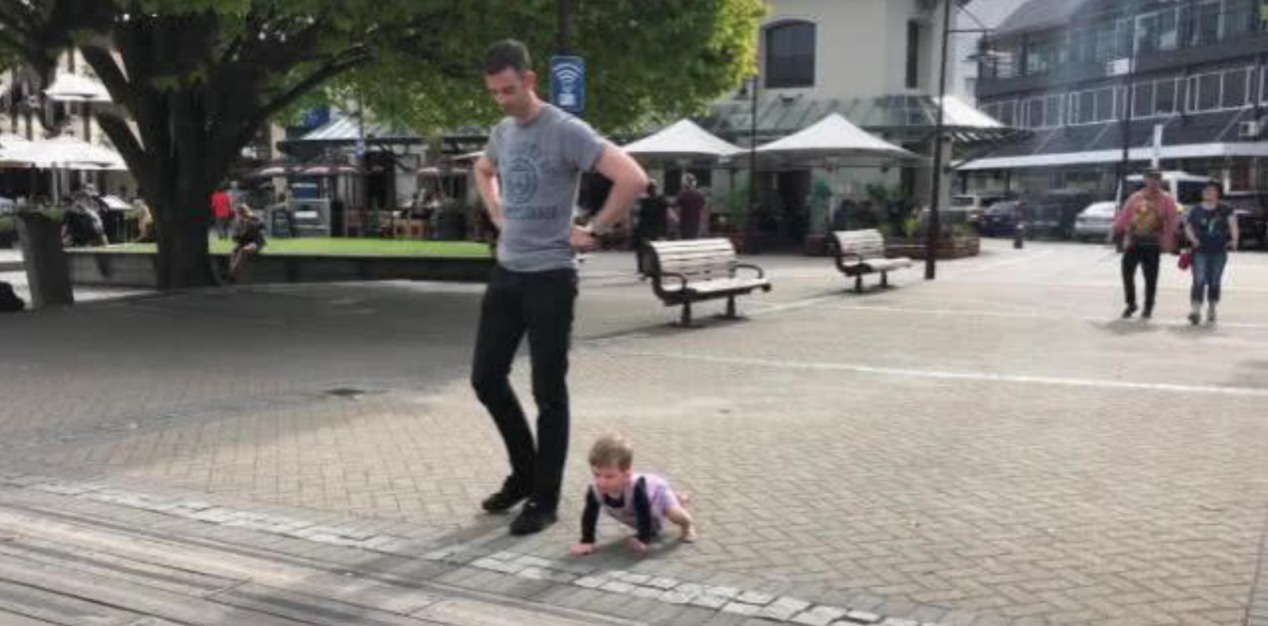 高颜值"长腿"爸爸,遛娃照一夜"走红",网友:妈妈好福气