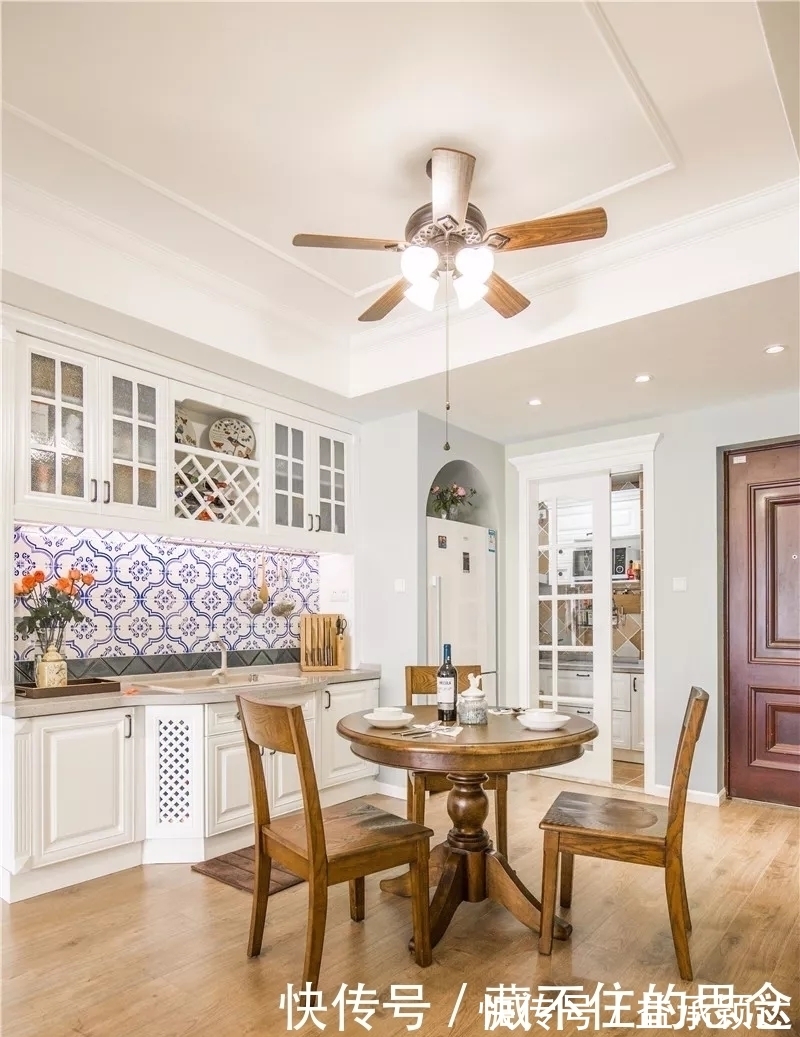 橱柜|是谁想出来的,厨房橱柜底部留空一格,没想到做饭这么实用!