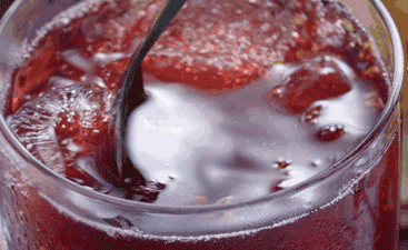 春节假期油腻的食物吃多了，不妨在家熬上一锅酸梅汤