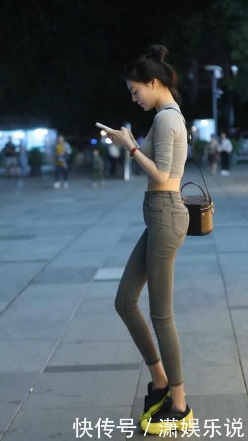 高腰|街拍气质型的小姐姐，简约高腰上衣搭配休闲鞋，穿出满满运动风