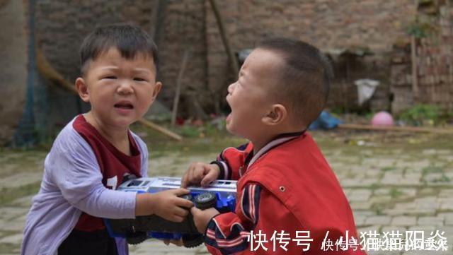 疏忽大意|情商低的孩子大多会有这5个表现,父母别疏忽大意,会害了孩子