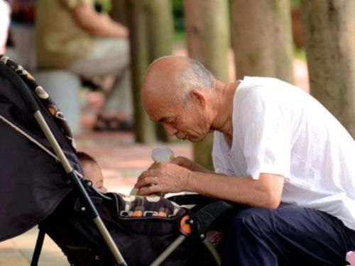 老人|爸爸带娃偷偷来看爷爷,看到爷爷的反应后,网友:真的是好宠溺啊