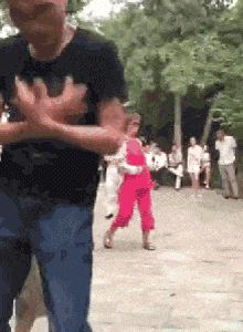 |搞笑GIF:这样翻锅菜都不会甩出来,真有两下