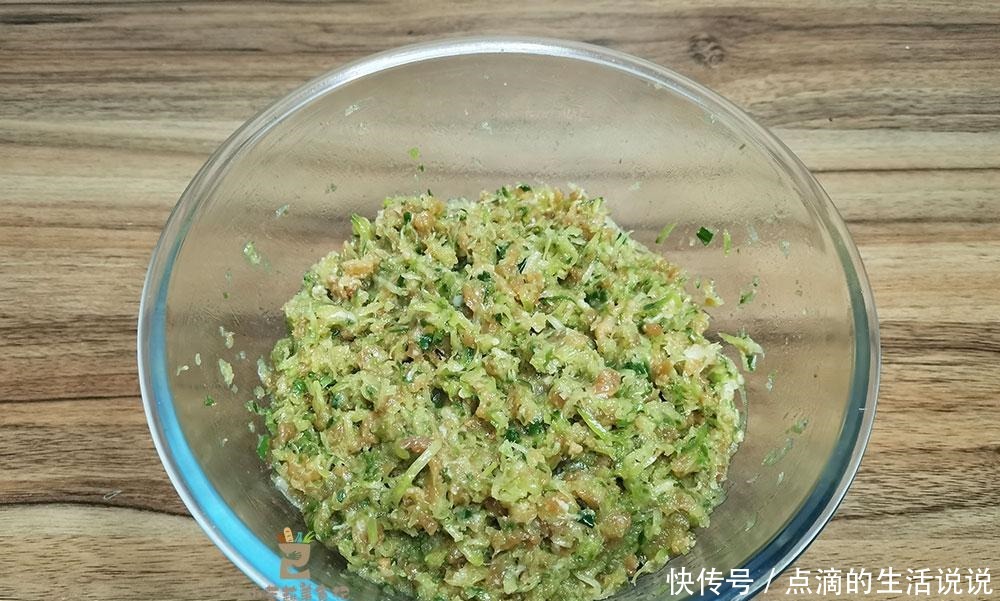 大厨|萝卜做馅包饺子,用盐杀水还是焯水大厨都不对,难怪饺子不香