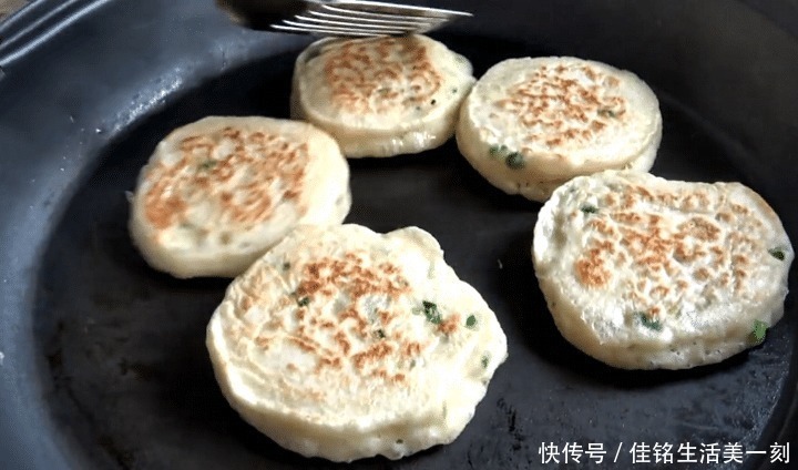原来葱花饼的做法如此简单,筷子一搅,蓬松暄软又劲道,百吃不厌