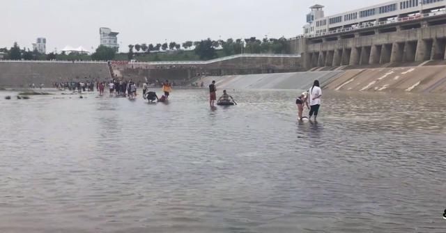 闸口|二十斤的鲤鱼、十几斤的翘嘴鱼“随便捡”石梁河关闸,鱼困浅滩